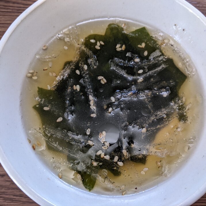 わかめと糸寒天の即席中華スープ